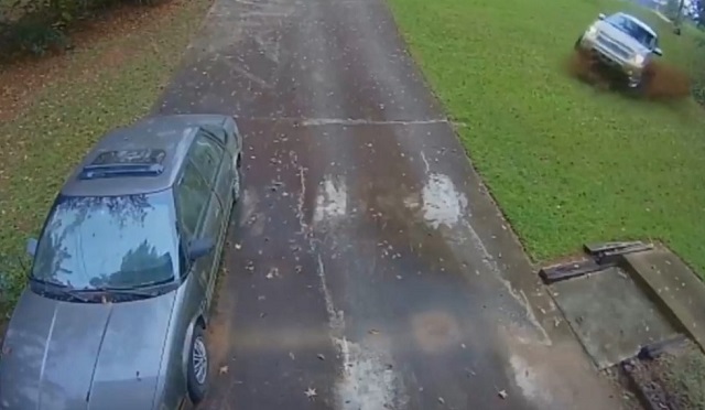 Жесткий полет внедорожника с горы попал на видео