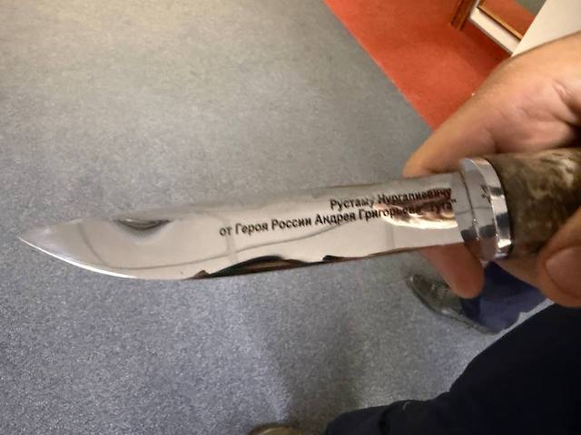Рустам Минниханов получил именной нож от Героя России Андрея Григорьева