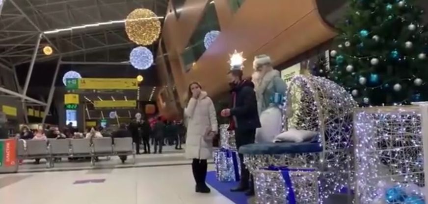 Казанец сделал предложение девушке по громкой связи в аэропорту