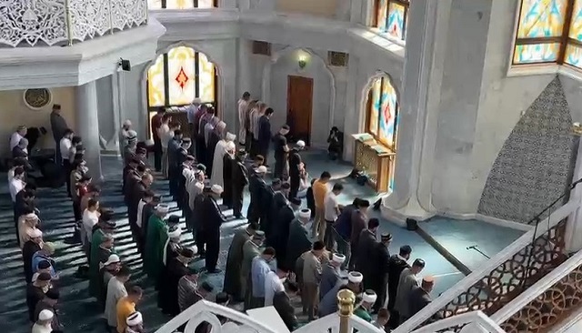 Пятничный намаз религиозные деятели со всей России прочитали в главной мечети РТ