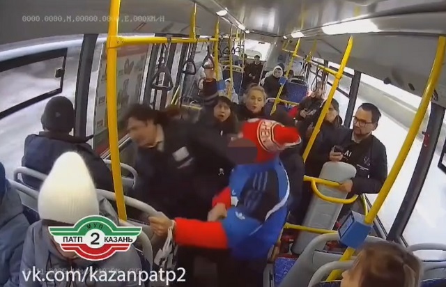 Жесткое нападение безбилетников на контролеров в автобусе попало на видео в Казани