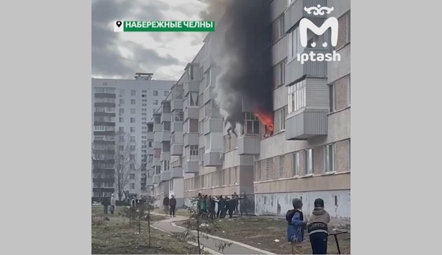 За жизни выпрыгнувших из окна при пожаре челнинцев борются врачи БСМП