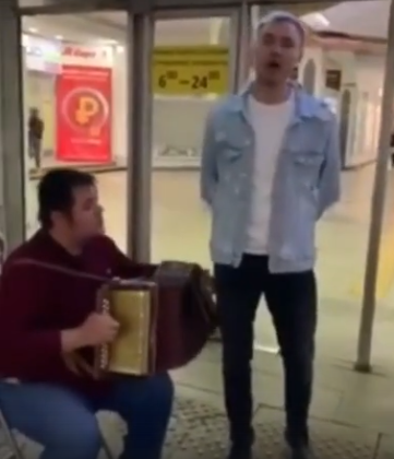 В подземном переходе в Казани прохожий спел песню "И туган тел" и поразил своим голосом