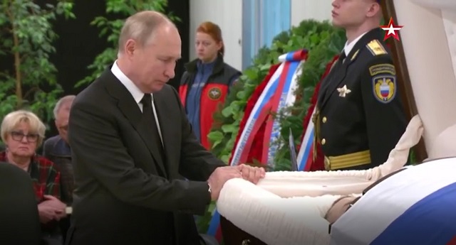 Владимир Путин простился с главой МЧС Евгением Зиничевым — видео 