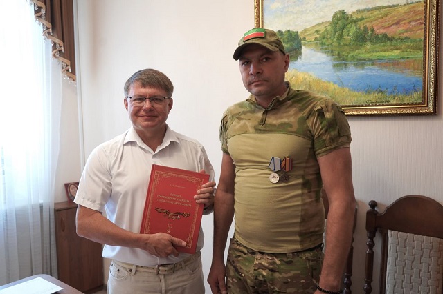 Боец СВО передал книги родной школе в Азнакаево