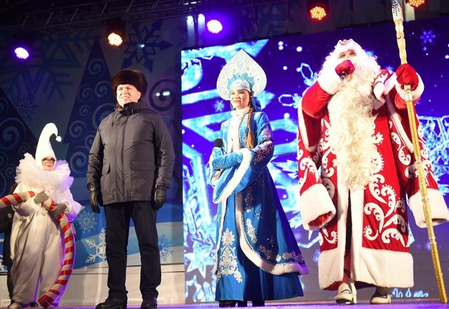 Магдеев пожелал горожанам крепкого здоровья на открытии главной елки в Челнах
