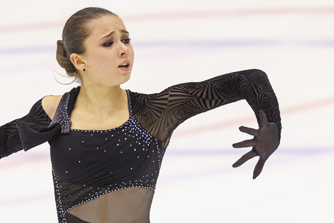 Несмотря на падение, Камила Валиева победила на этапе Гран-при России в Казани