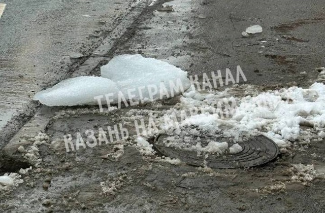 Глыба льда рухнула на девушку в центре Казани — прокуратура начала проверку