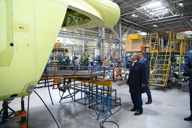 Минниханов и Куренков оценили модернизированные вертолеты Ми-8МТВ-1