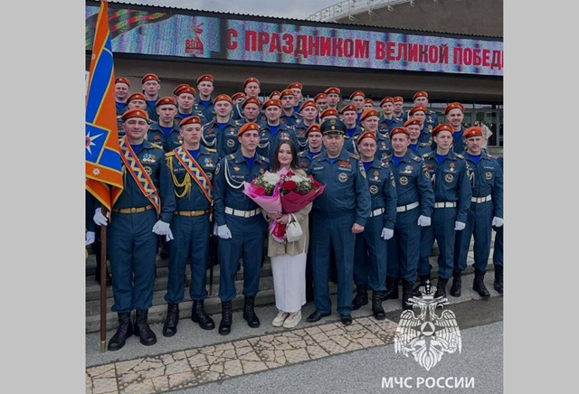 На параде Победы в Казани сотрудник МЧС сделал предложение своей возлюбленной 