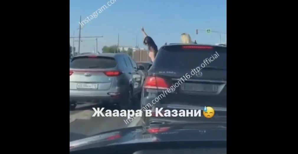 Казанцы сняли на видео Mercedes с высунувшимися из окна и танцующими девушками