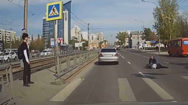В Барнауле очевидец ДТП проявил чудеса самообладания – видео