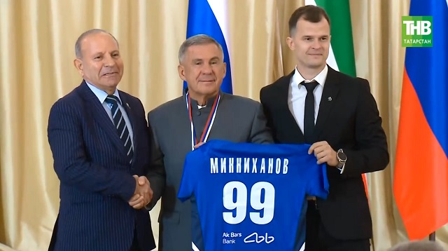 Кремльдә Рөстәм Миңнеханов чирәмдәге хоккей буенча ирләр һәм хатын-кызлар командаларын кабул итте