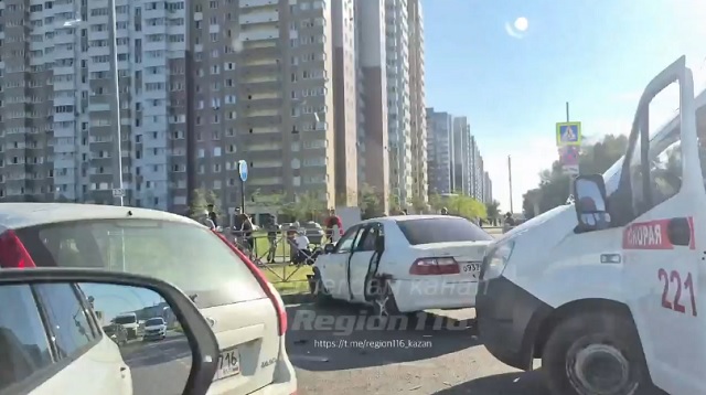 В Салават Купере «Лада» не уступила дорогу иномарке, пострадала 31-летняя пассажирка