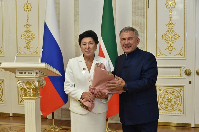 В честь Дня учителя Минниханов наградил лучших педагогов Татарстана - видео