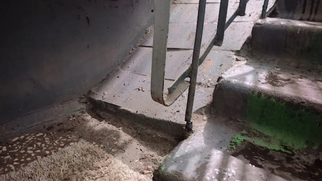 Висел вниз головой: в Казани спасли 66-летнего мужчину, застрявшего в подъезде