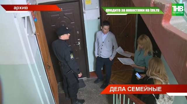 В Агрызе женщину с миллионным долгом по алиментам нашли под кучей одежды