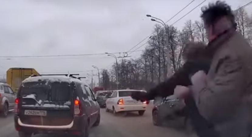 Очевидцы сняли на видео потасовку двух водителей в Казани