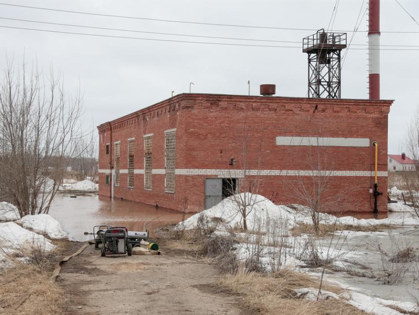 Дороги в посёлках Казани затопило талой водой