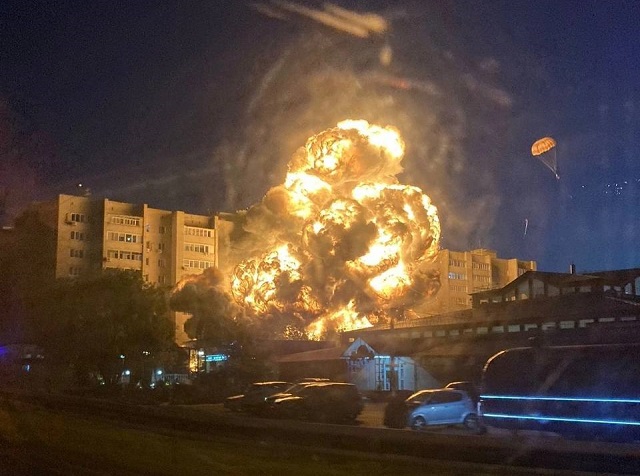 Военный самолет упал на жилой дом в Краснодарском крае – видео