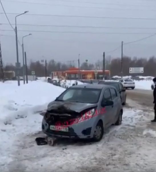 В Казани сняли на видео полыхающую иномарку