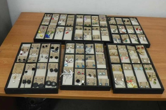 100 пар женских сережек изъяли у пассажирки из Самары в аэропорту Казани