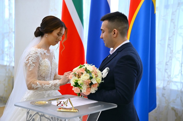 Трое бойцов СВО сыграли свадьбы в один день в Набережных Челнах