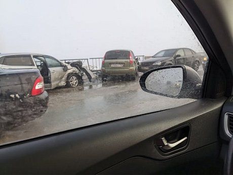 Челны встали в многокилометровой пробке из-за аварии на мосту - видео