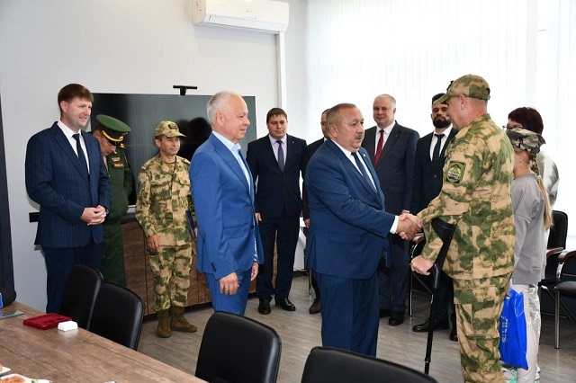 Ветерану СВО Дмитрию Осинкину вручили медаль «За Отвагу» на «КАМАЗе»