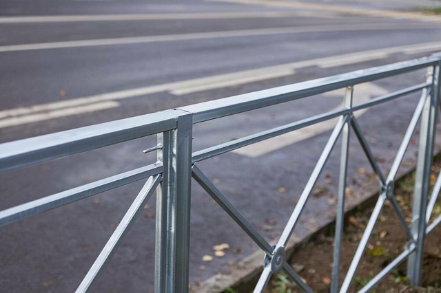 Новые ограждения вдоль дорог установили в Альметьевском районе