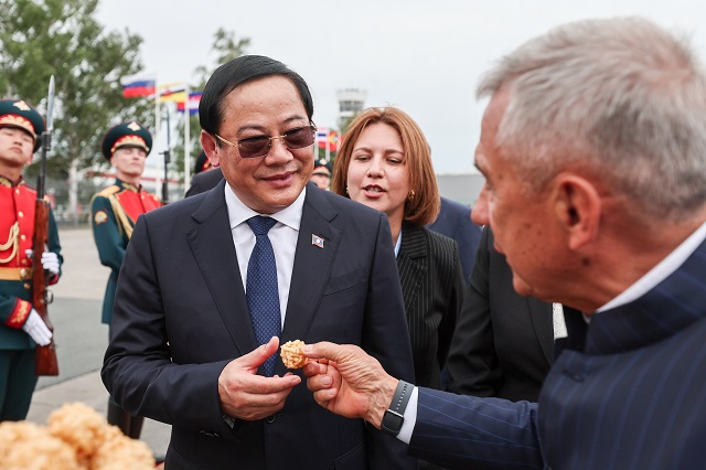 Минниханов встретил премьер-министра Лаоса в аэропорту Казани