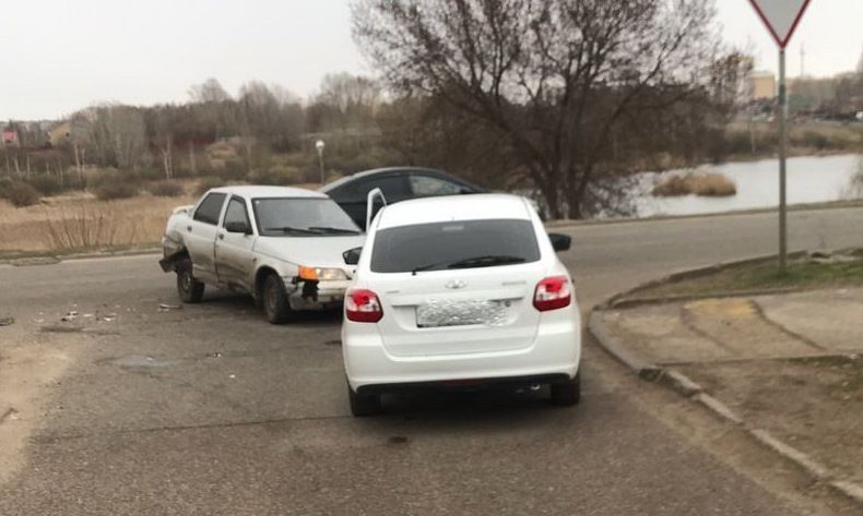 В Челнах водитель «Форда» протаранил две машины и сбежал