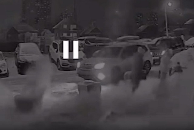 Плач ребенка спас семью от падения на них сорвавшейся с крыши ледяной глыбы — видео