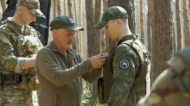 Рөстәм Миңнеханов алгы сызыкта Татарстан хәрбиләрен бүләкләү видеосын урнаштырды