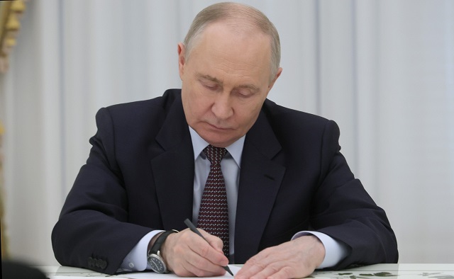 Путин подписал закон о штрафах за продажу табака и никотина с нарушением цен и сроков годности