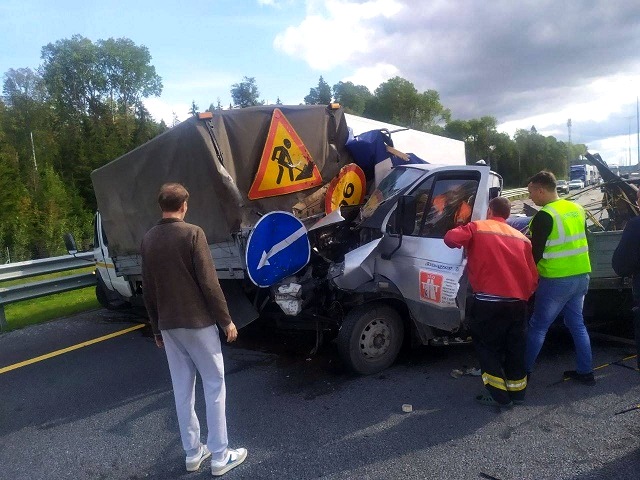 Грузовик разнес в щепки машину с дорожными рабочими – видео