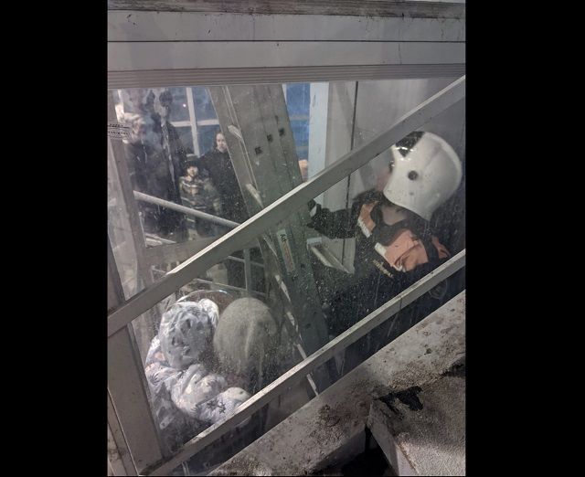 В Казани мать с годовалой дочкой на два часа застряли в лифте надземного перехода