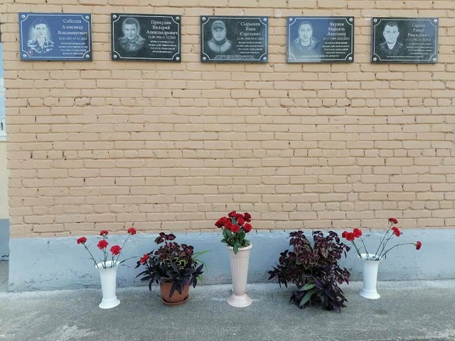 В школе Менделеевска открыли мемориальные доски погибшим в зоне СВО выпускникам