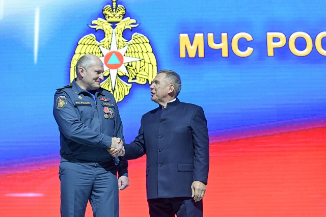 Минниханов и Куренков наградили лучших сотрудников МЧС России