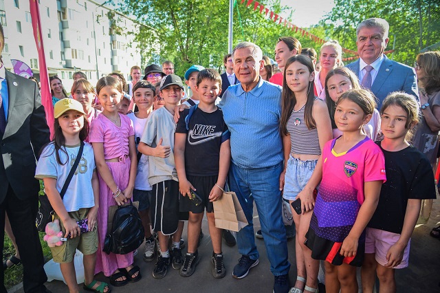 Минниханов лично поблагодарил активистов, принимавших участие в программе «Наш двор» в Набережных Челнах