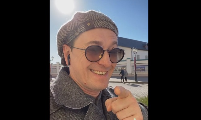 «Погода сказочная»: Сергей Безруков восхитился Казанским Кремлем - видео