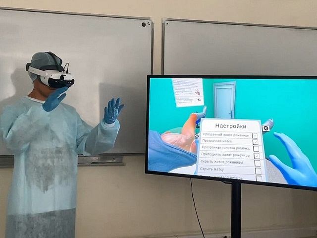 В КГМУ разработали виртуальный тренажер для будущих акушеров, имитирующий процесс родов
