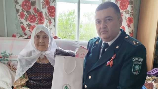 Труженице тыла из Татарстана вручили подарки в честь 80-летия Победы