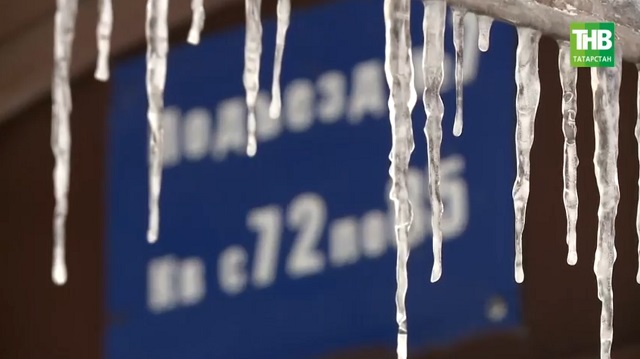 «Зять сам лезет на крышу»: жители Казани устали ждать, пока УК уберут сосульки