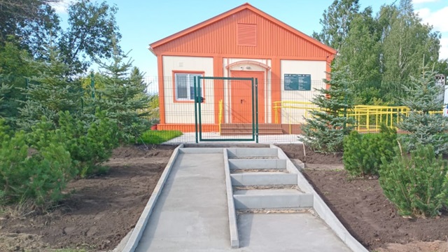 В Камско-Устьинском районе у строящегося ФАПа высадили хвойные деревья