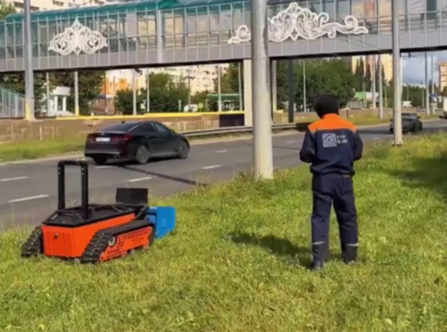 На улицах Казани тестируют беспилотную газонокосилку — видео
