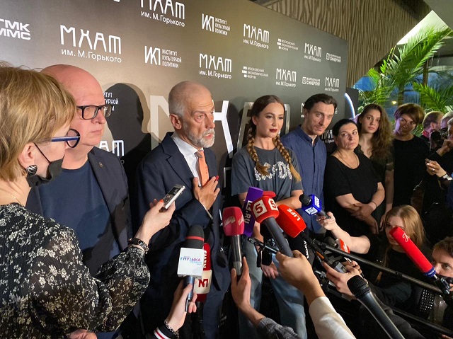 Бузова пожаловалась на невыплату ей 450 000 рублей за спектакль «Чудесный грузин»