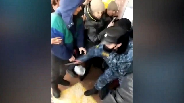 Пристав применил электрошокер при выселении семьи из квартиры в Челнах - видео