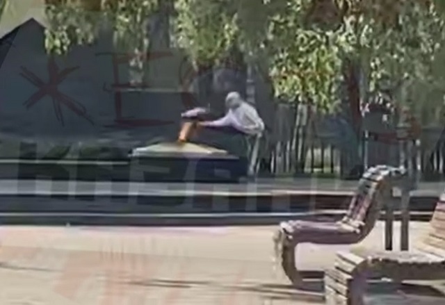 В Казани завели уголовное дело на женщину, прикурившую сигарету от Вечного огня