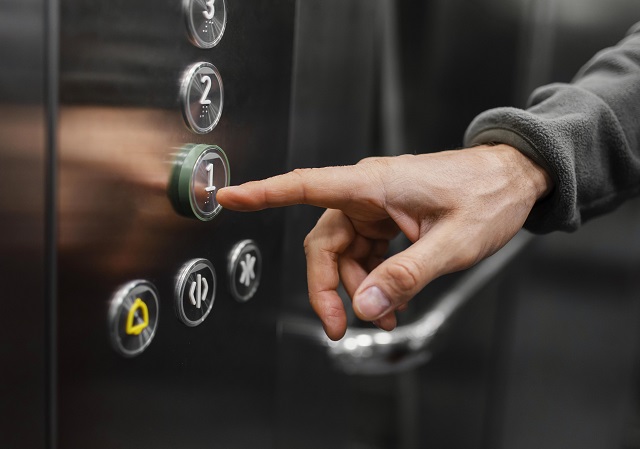 Стало известно, почему жильцов первых этажей нельзя освободить от платы за лифт